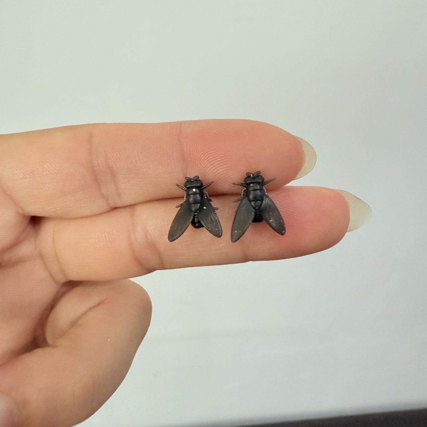 Simulation Mini Ohrringe – Schwarze Kleine Fliege
Einzigartige & stilvolle Ohrstecker für Damen und Herren